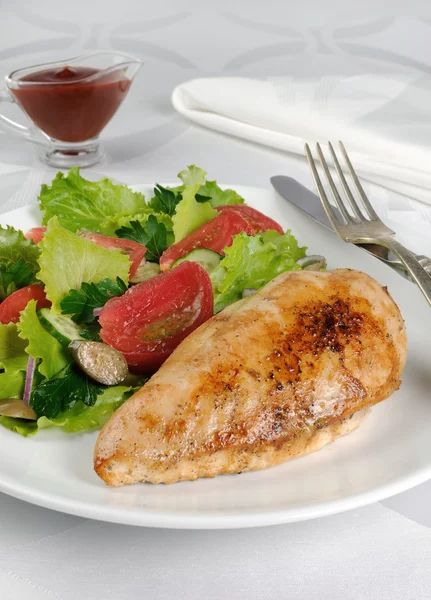 Schnitzel de pollo con guarnición vegetal — Foto de Stock