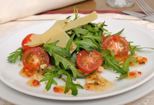 Salada de arugula e tomate cereja com molho de parmesão — Fotografia de Stock