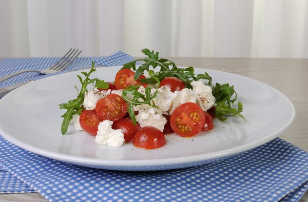 Salad arugula with cherry tomatoes and mozzarella — Stock Photo, Image