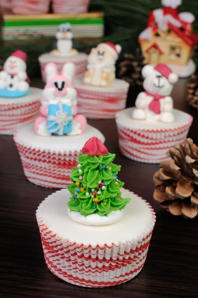 Weihnachtsbaum mit Zuckerfigur auf dem Muffin — Stockfoto