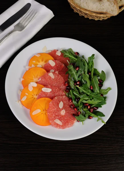 Salada de toranja, cáqui, romã e salada de foguete — Fotografia de Stock