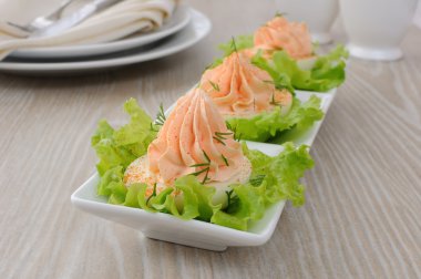 Somon pate ile doldurulmuş yumurta