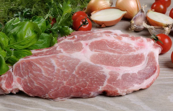 Scheiben rohes Schweinesteak — Stockfoto