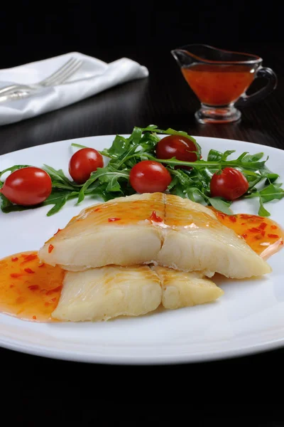 Filetes de platija en salsa con rúcula y tomates cherry — Foto de Stock