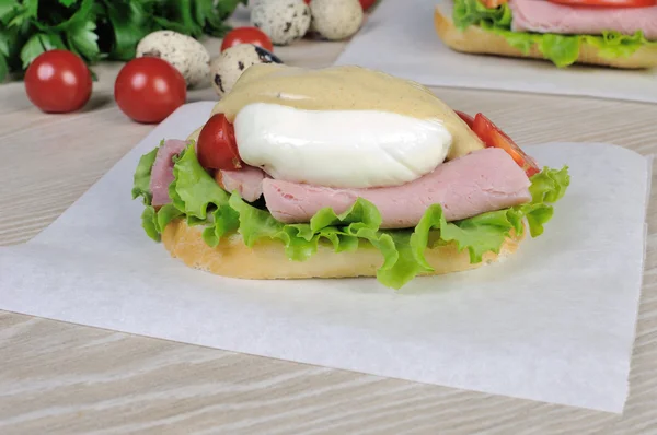 Sandwich with ham and poached egg — Stock Photo, Image