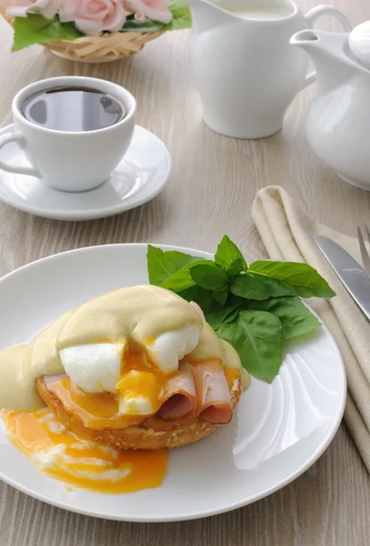 Eggs (poached) with ham on a bun sauce — Stock Photo, Image