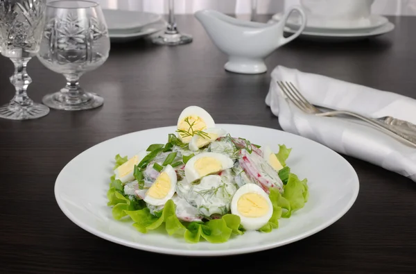 Ředkev salát s okurkou a vejce mléko omáčka — Stock fotografie