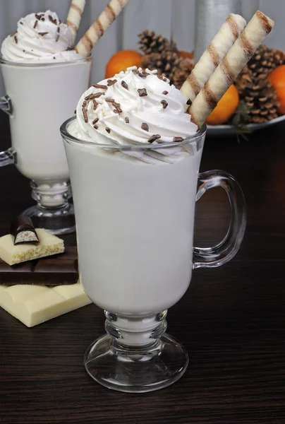 Молочный коктейль со взбитыми сливками — стоковое фото