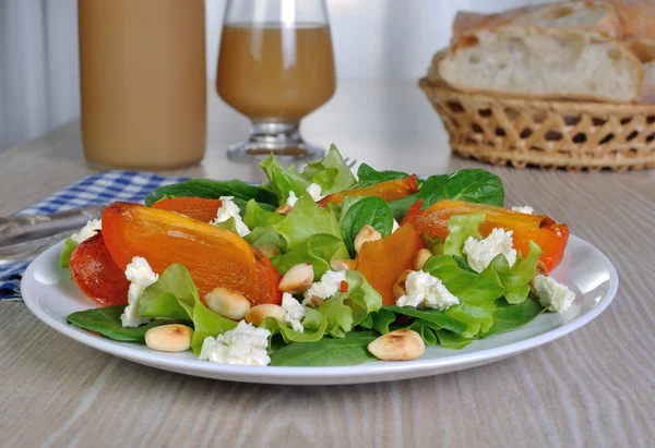 Trabzon hurması ile hafif salata — Stok fotoğraf