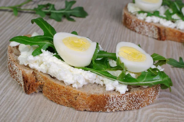 Smörgås med ricotta, ägg och rucola — Stockfoto