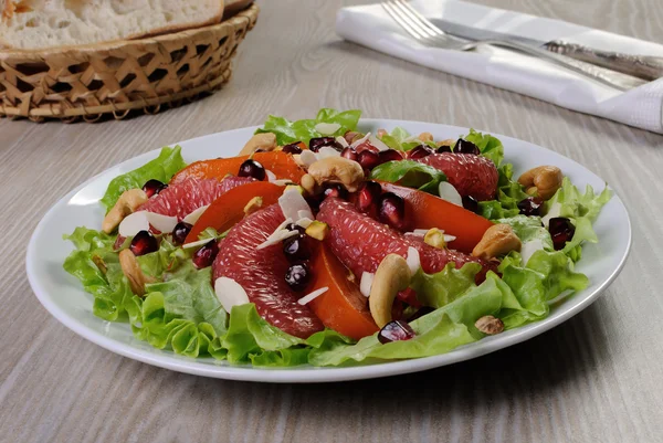 Salad of lettuce with fruits and nuts — Stock Photo, Image