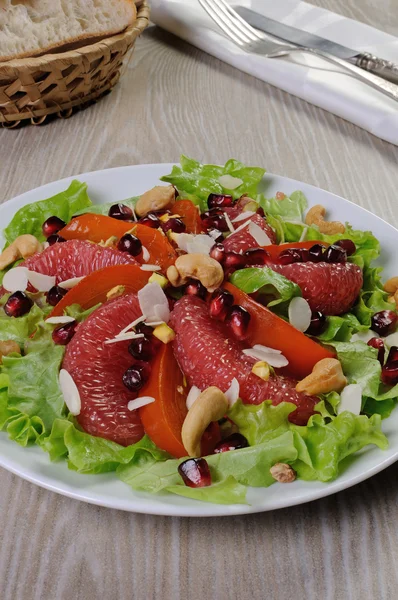 Salad of lettuce with fruits and nuts — Stock Photo, Image