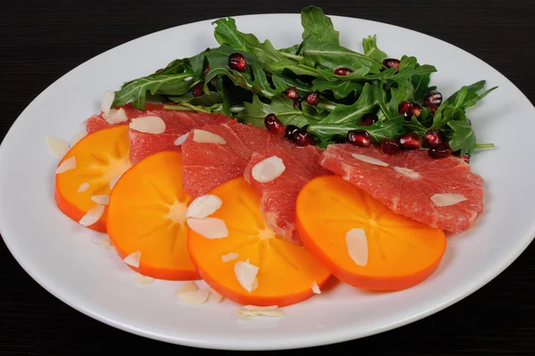 Insalata di pompelmo, cachi, melograno e rucola — Foto Stock