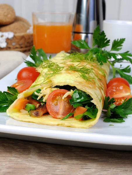 Omelete recheado com legumes — Fotografia de Stock
