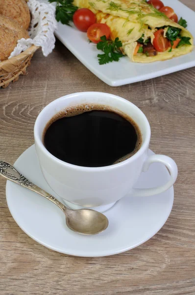 Kopje zwarte koffie bij het ontbijt — Stockfoto