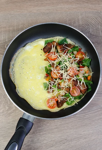 煎蛋卷配蔬菜和奶酪 — 图库照片