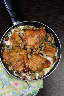 mantar ile bir kremalı sos tavuk parçası