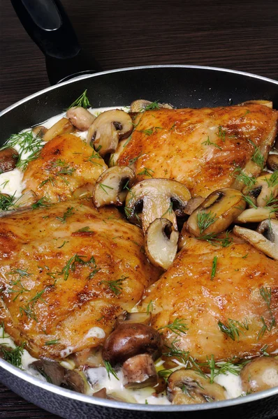 Part of the chicken in a creamy sauce with mushrooms — Stock Photo, Image