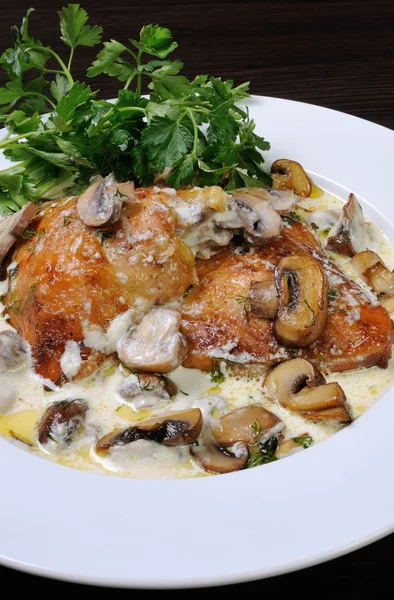 Part of the chicken in a creamy sauce with mushrooms — Stock Photo, Image