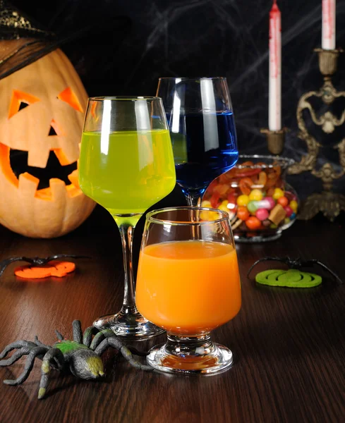 Una variedad de zumos y bebidas para Halloween — Foto de Stock