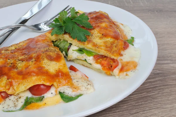 Tortilla con espinacas, tomates y mozzarella —  Fotos de Stock