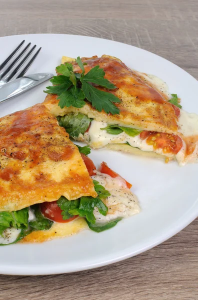 Omelet with spinach, tomatoes and mozzarella — Stock Photo, Image