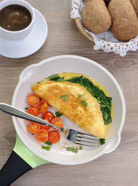 Omelett mit Spinat, Käse und gerösteten Tomaten — Stockfoto