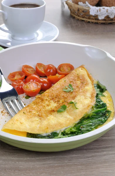 Omelete com espinafre, queijo e tomate torrado — Fotografia de Stock