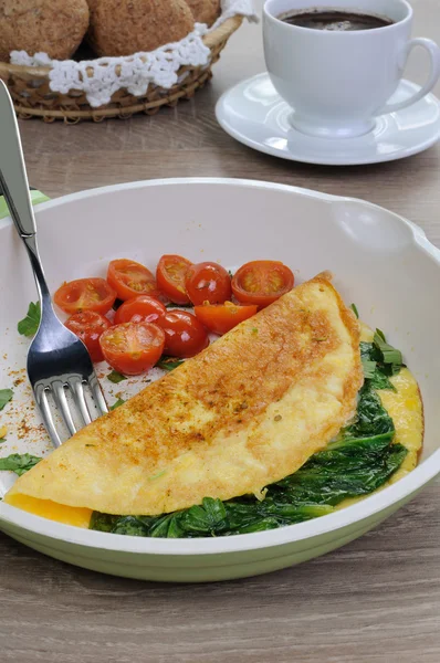 Omelett mit Spinat und gerösteten Tomaten — Stockfoto