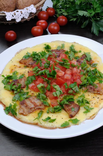 Omelet  bacon slices, tomatoes with herbs — Stock Photo, Image