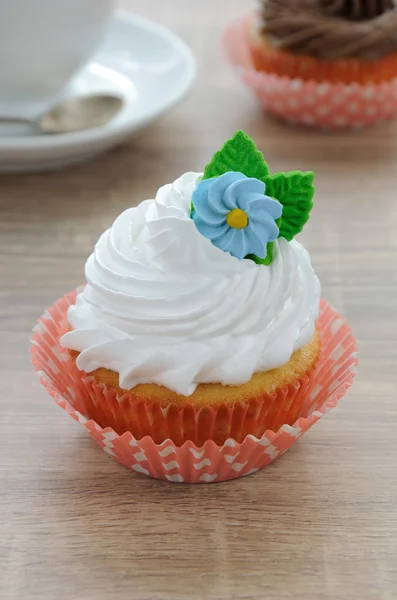 Cupcakes com creme de manteiga e decoração de maçapão — Fotografia de Stock
