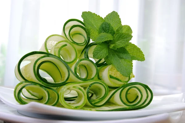 Lint komkommer salade met muntblaadjes — Stockfoto