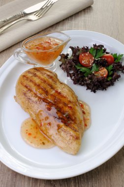 bir tabak salata ızgara tavuk