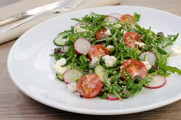 Salada com rúcula e legumes — Fotografia de Stock