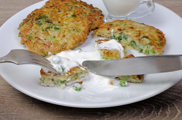 Frittelle di zucchine e piselli — Foto Stock