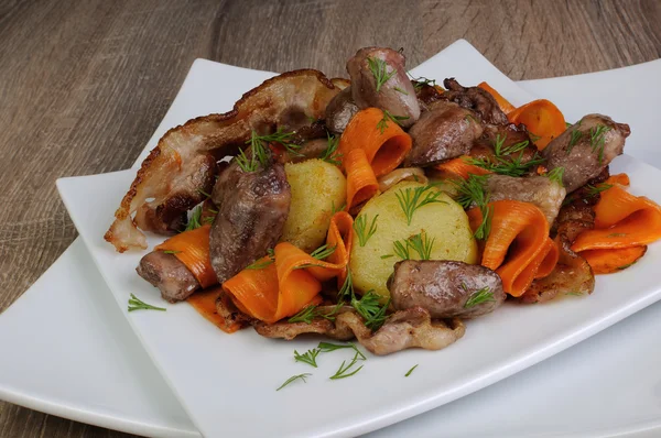 Warm salad with chicken hearts — Stock Photo, Image