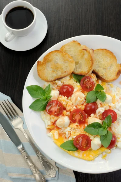 Rührei mit Mozzarella — Stockfoto