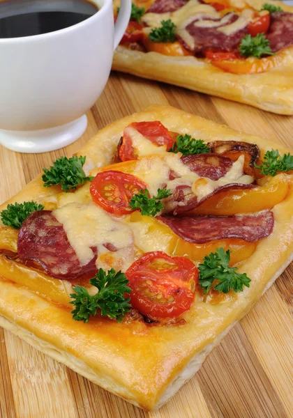 Mini pizza met salami — Stockfoto