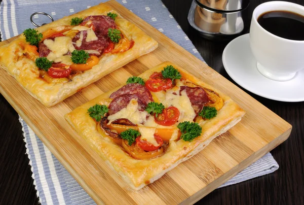 Mini-Pizza mit Salami — Stockfoto