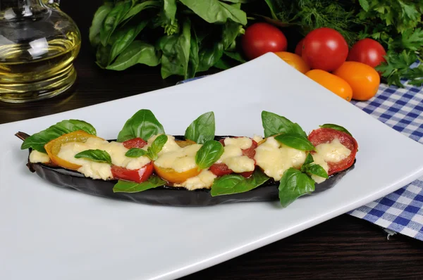 Gebackene Auberginen mit Tomaten und Käse — Stockfoto