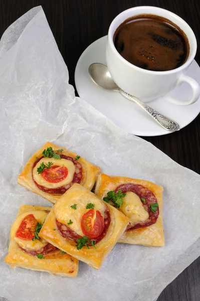 Apéritif de pâte feuilletée au salami — Photo