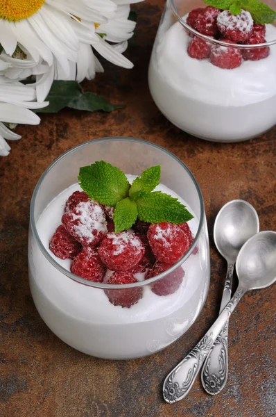 Dessert with whipped cream and raspberries — Stock Photo, Image