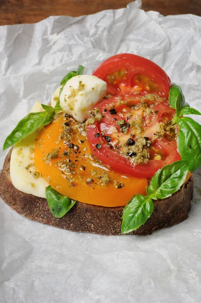 Бутерброд з моцарелою та помідорами — стокове фото