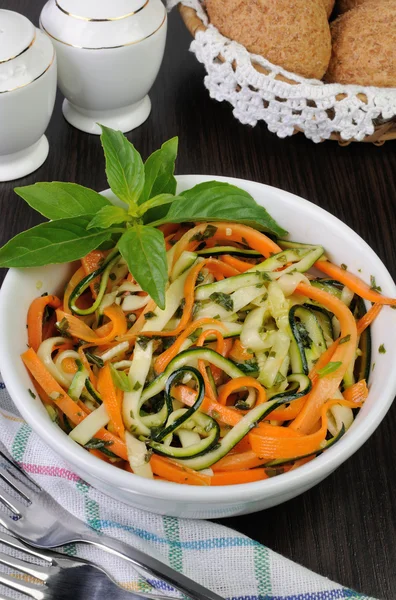 Salat aus Zucchini und Karotten — Stockfoto