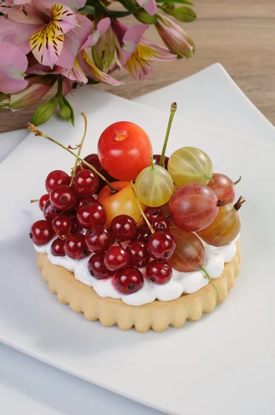 Десерт с фруктами — стоковое фото