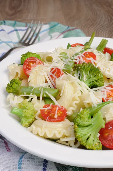 Pasta med grönsaker och parmesan — Stockfoto