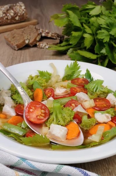 Sopa de legumes com frango — Fotografia de Stock