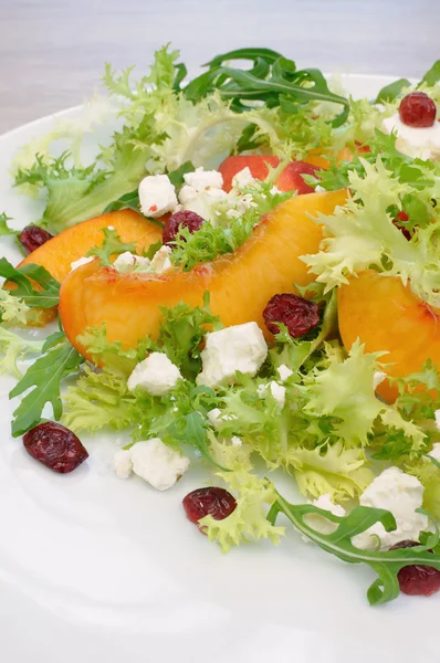 Light salad with peaches — Stock Photo, Image