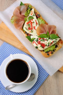 Mozzarella ve jamon ile sandviç