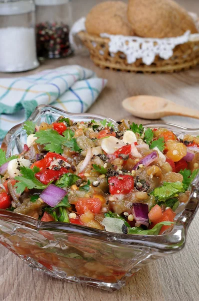 Äggplanta sallad med grönsaker — Stockfoto